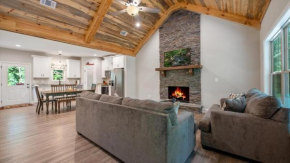 TUMBLING WATERFALLS RETREAT- New Home hot tub